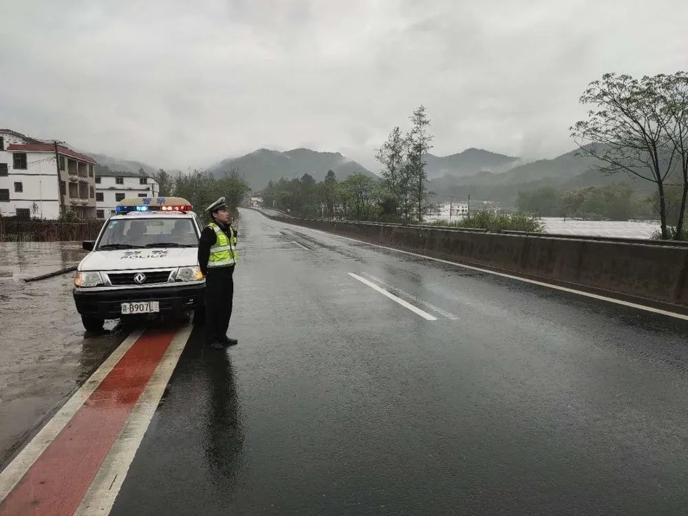 龙南交警加强雨天巡逻管控保障市民出行平安
