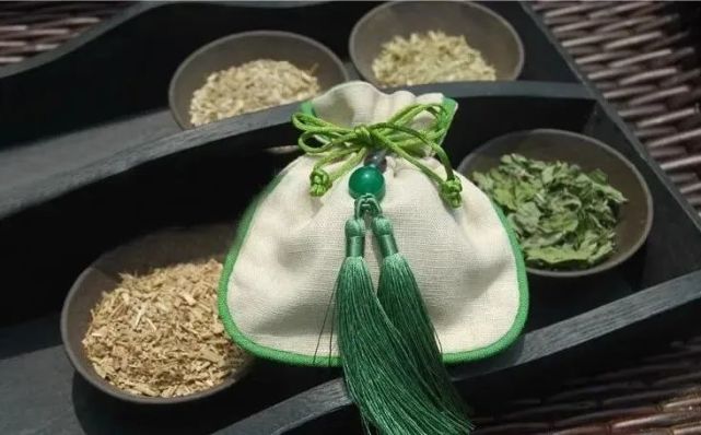 中药香囊的起效机理主要是利用芳香药物"通经走络,开穹透骨"的作用