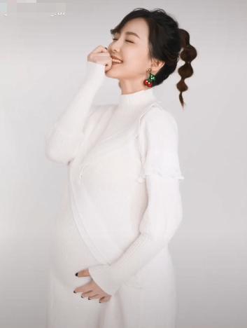 杨怡罕晒孕肚照,四肢仍纤细看不出已怀孕,老公大方公布孩子性别