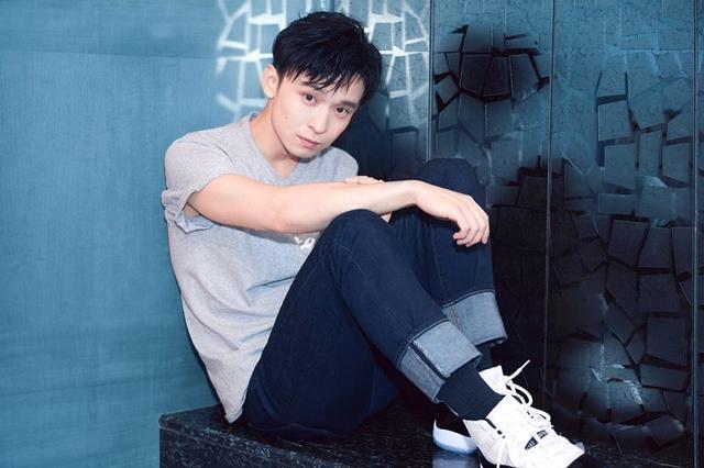 董子健半夜给女儿读故事,妻子孙怡咬丈夫帽子,网友:醋坛子爆发_腾讯