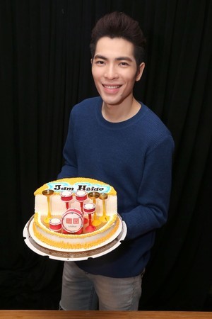 萧敬腾生日悄送爱心助老人 甜献相伴12年经纪人66颗爱心