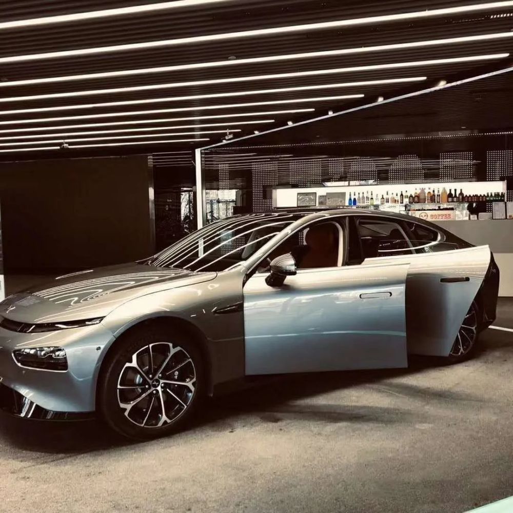 火遍抖音视频的小鹏智能汽车今天到砚山啦除了自动泊车还有更多黑科技