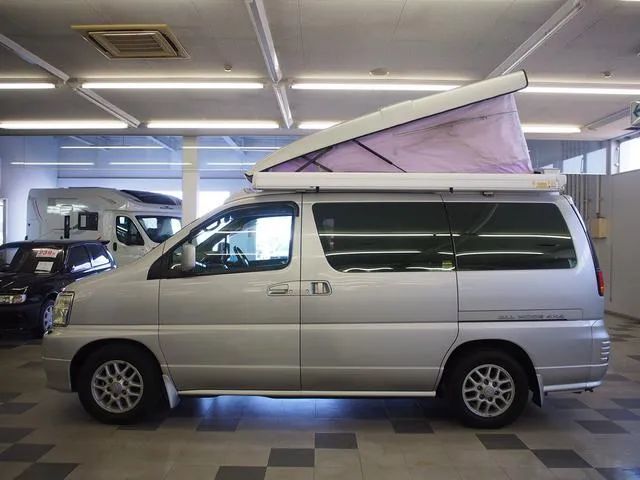 挺少见的日产房车,升顶设计住2人配3.5l发动机,约合人民币20万