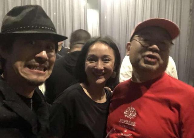 王菲一家年初聚会照曝光窦靖童被李亚鹏周迅夹在中间喜笑盈腮