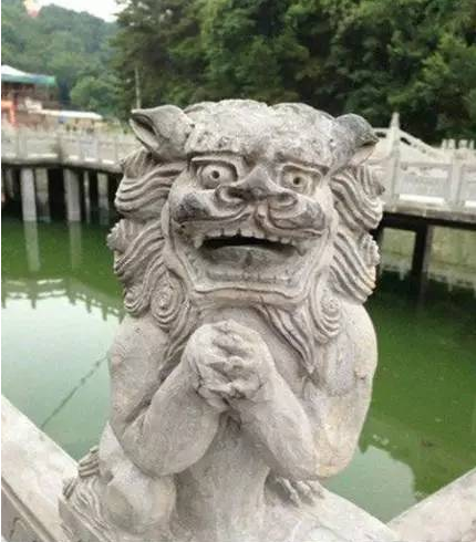 古人的豪宅前,为什么要放两尊石狮子?