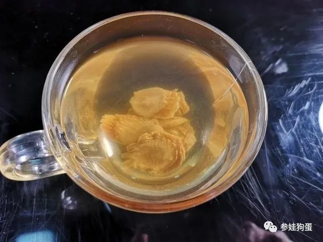 红参泡水后真的是红色吗?到底是什么颜色?参娃狗蛋来揭秘!