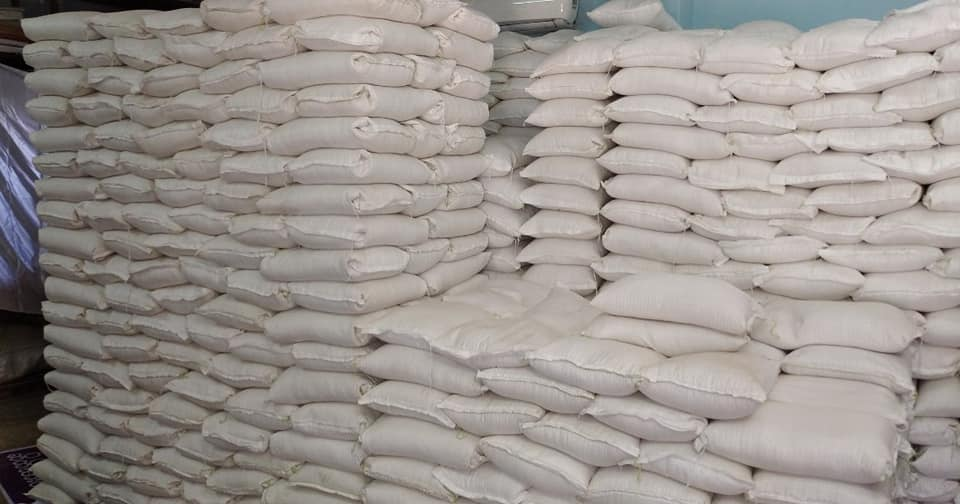 鱼盒大米鱼干油缅甸仰光影视协会为贫困电影人布施