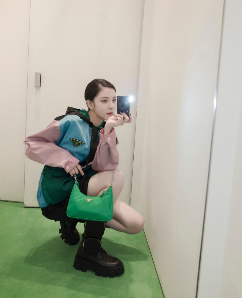 宋妍霏试衣间自拍照白到发光的她是真好看只是开闪光灯就多余了