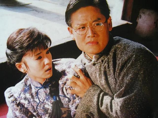 一婚被孕期被丈夫抛弃,二婚丈夫跳楼,刘雪华比琼瑶女主还惨