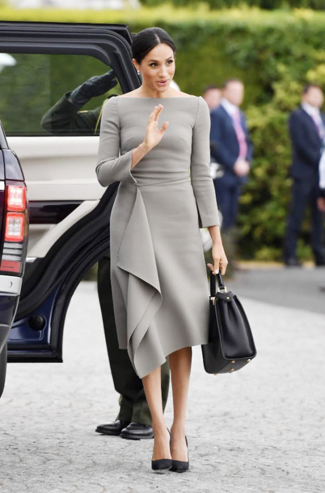 梅根打破英王室高调风格,穿灰色连衣裙显3d身材,高级不低俗