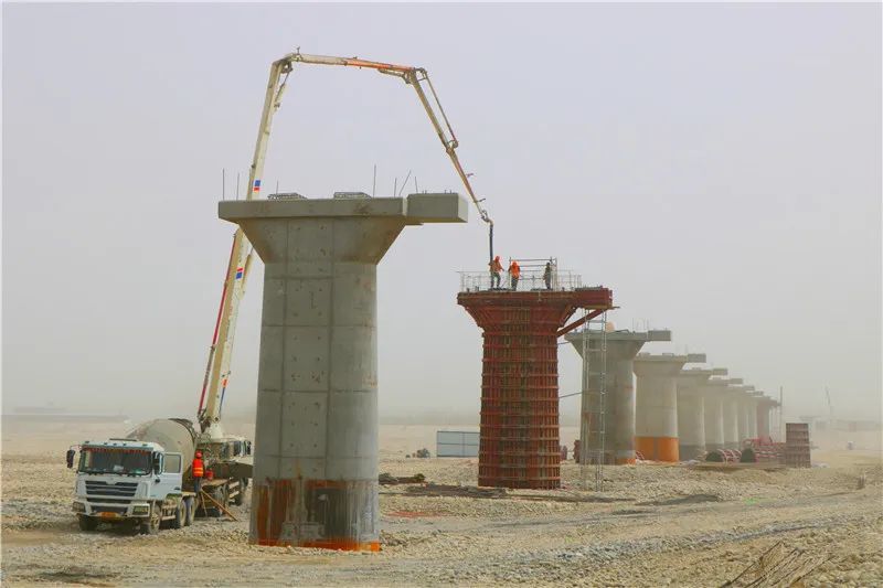 玉龙喀什河特大桥桥墩混凝土浇筑施工沙尘暴阻止不了施工进度女工正在