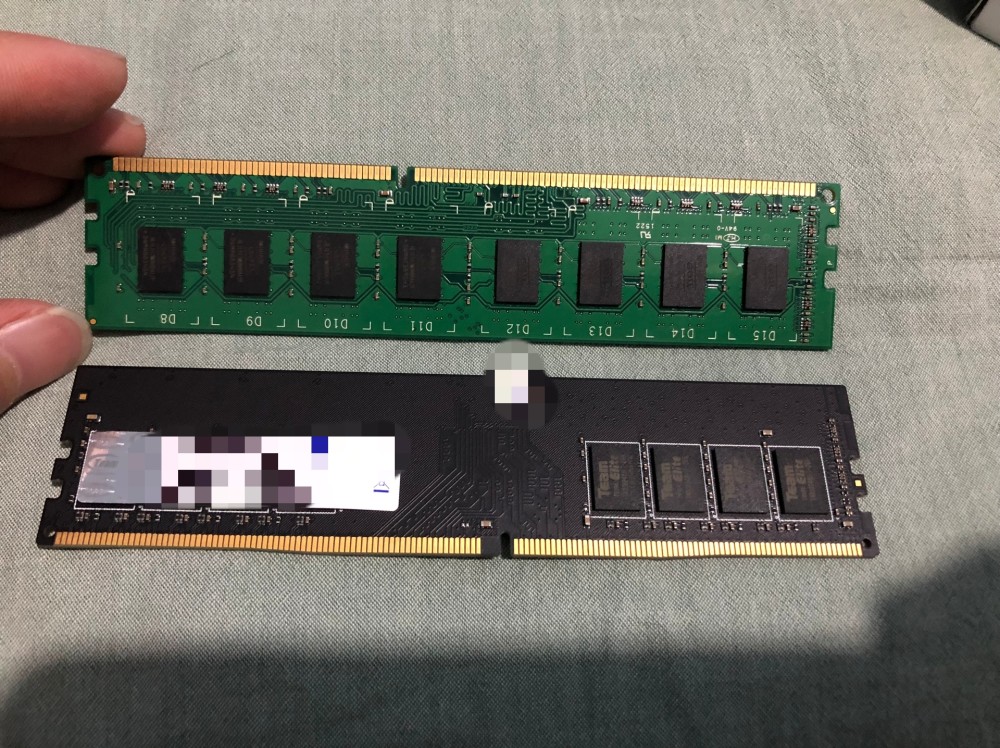 两根都是8g,上面是ddr3,下面是ddr4.