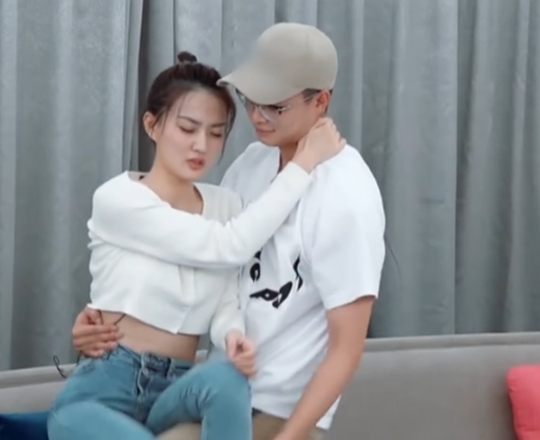 张铭恩将徐璐一把抱起显得腿好真实没有偶像情侣的自觉吗