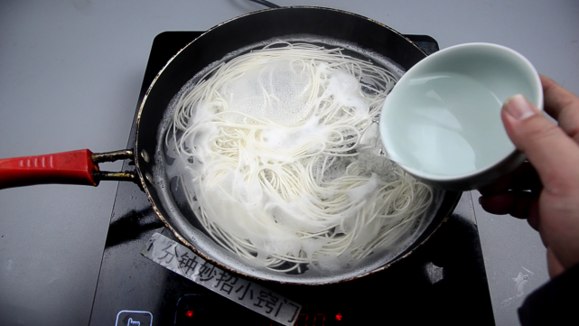 煮面条最忌讳开水下锅面馆师傅透漏小诀窍出锅爽滑又筋道