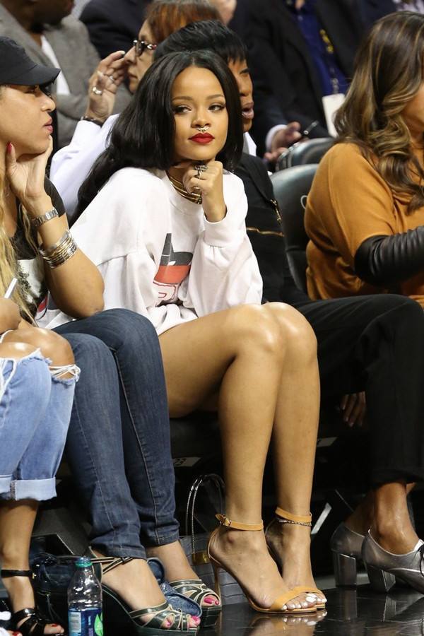 "好吧,话题就此打住,蕾哈娜开始不理杜兰特了.