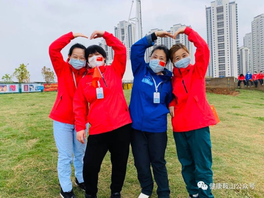 队员们一起表演手语舞.队员们挥动着国旗,一起高唱《我和我的祖国》.