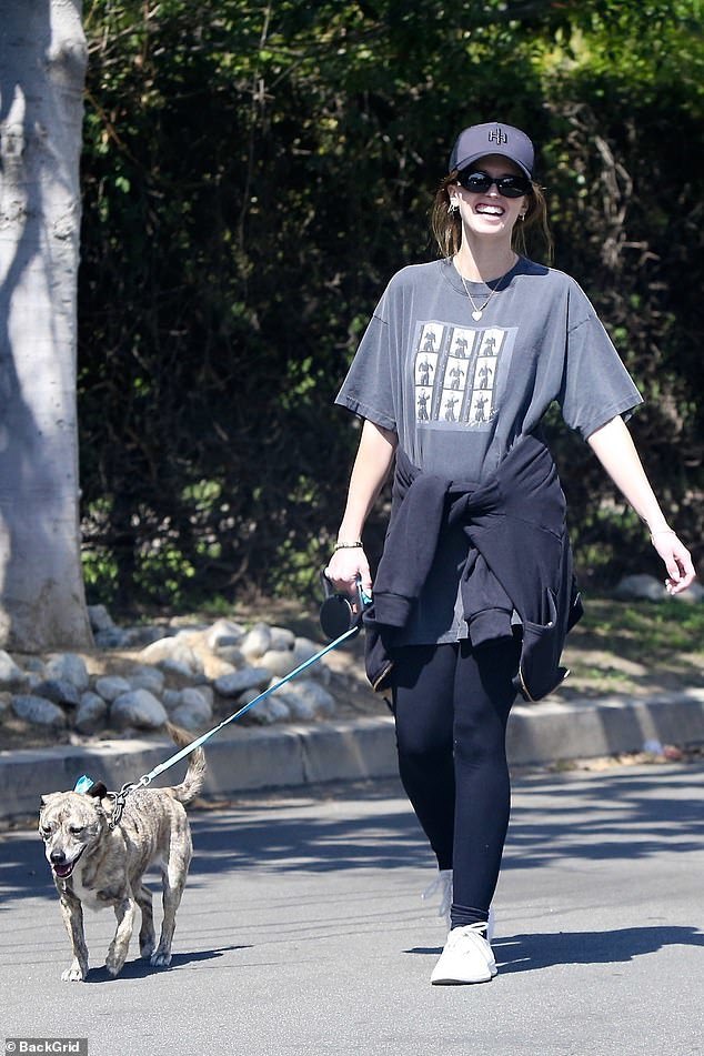 72岁施瓦辛格街头和家人团聚,保持安全距离,星爵老婆"孕味十足"