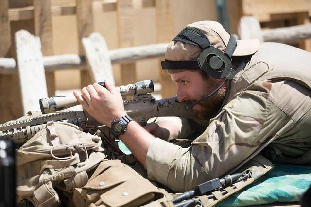 5美国狙击手 american sniper(2014)在硝烟弥漫的战场上,瓦西里和康尼
