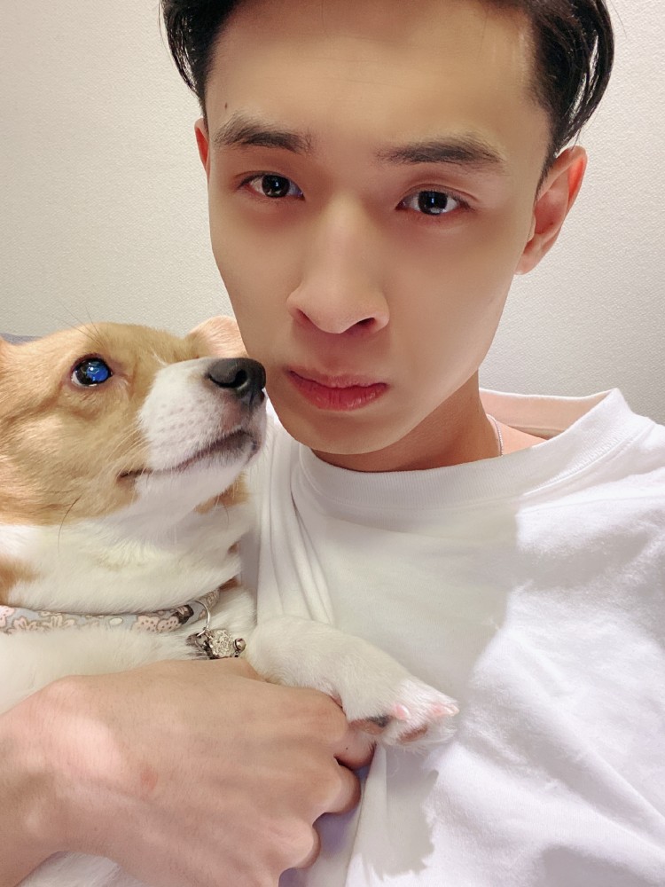 第三名:秦霄贤 老秦这是一波迷人的操作,果然是一个说不刮胡子就补挝