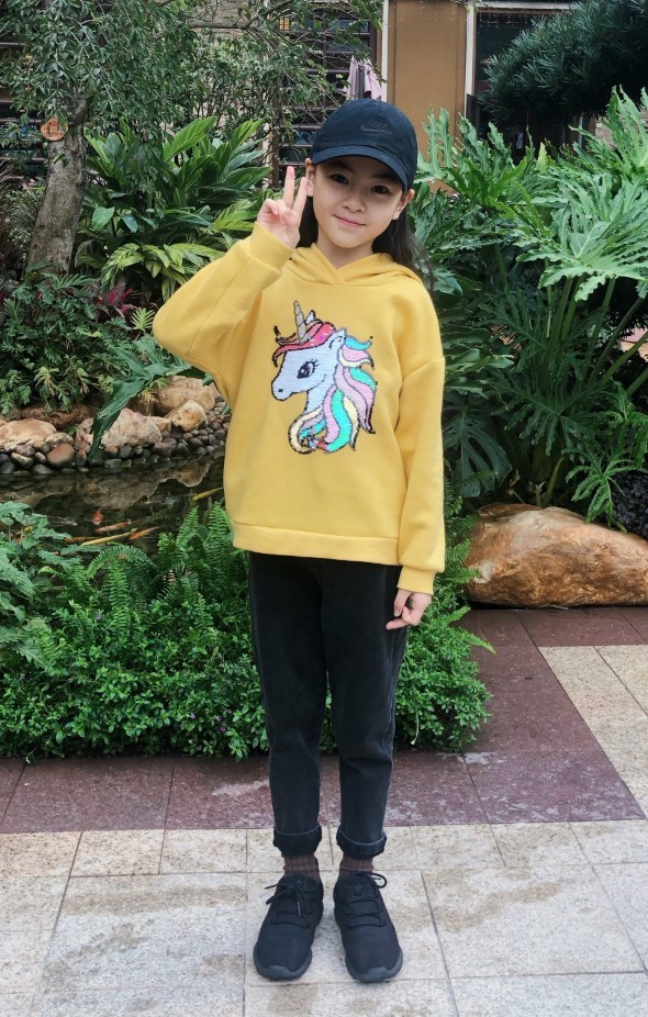 她是杨幂旗下最小的艺人,7岁把长裤穿成九分裤,这腿长怕有1米