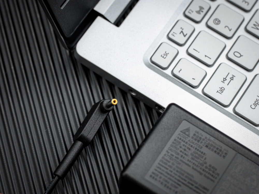 全新Acer蜂鸟Swift 3标配充电器