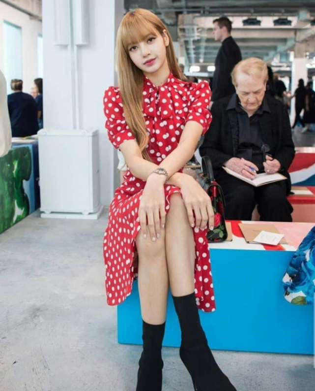 《青你2》lisa穿裙装,当镜头扫射到全身那刻,这腿我不配拥有