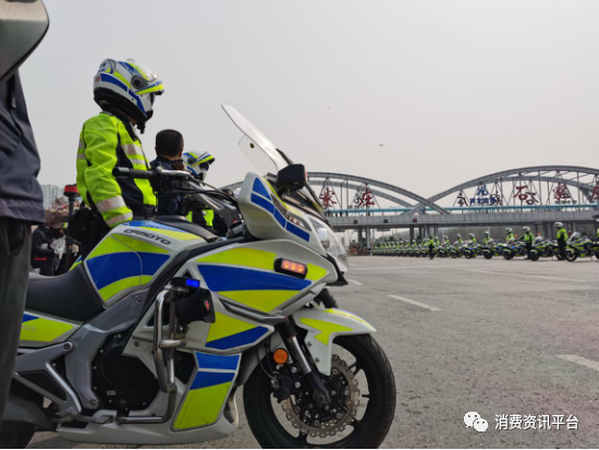 图:省会石家庄的迎接车队走过石家庄迎宾大道—裕华路 至此,1100名