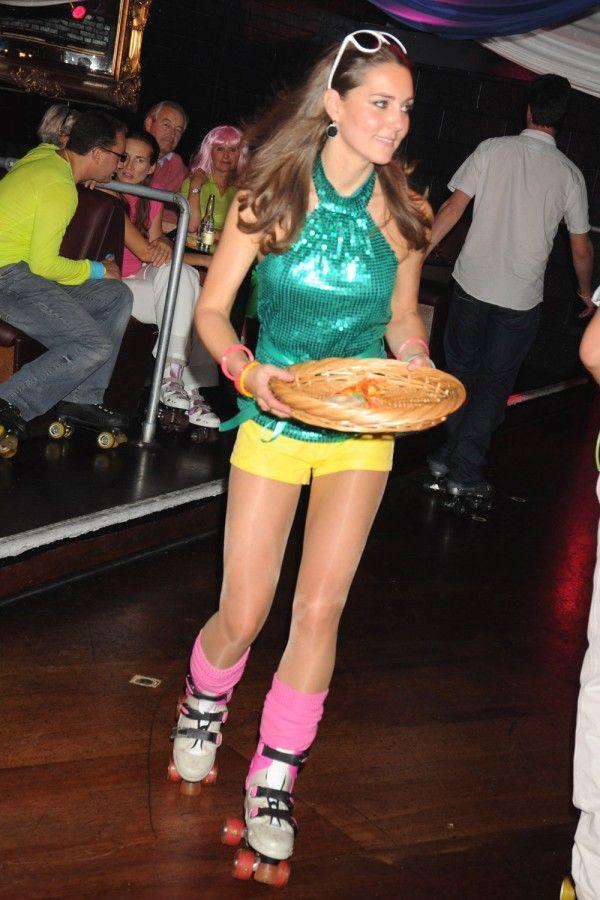 凯特"小太妹"造型太罕见了!亮片挂脖衣太辣眼,穿迷你裤秀性感