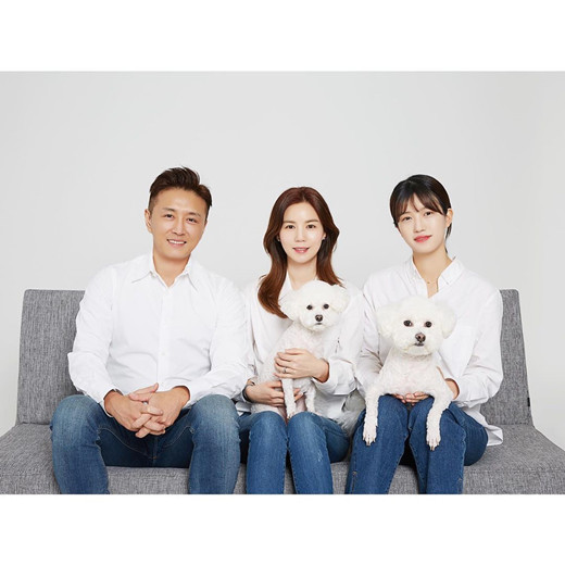 陈泰贤朴诗恩夫妻公开全家福 与女儿一起展现美好时刻