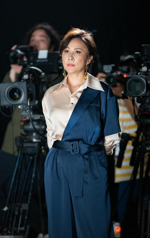 ella和刘嘉玲,穿同款西装连体裤,女人的美真与年龄无关