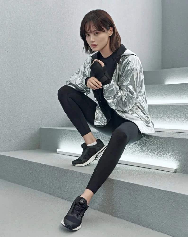 辛芷蕾在线吃瓜,穿粉色深v上衣小露性感,这眼神简直了