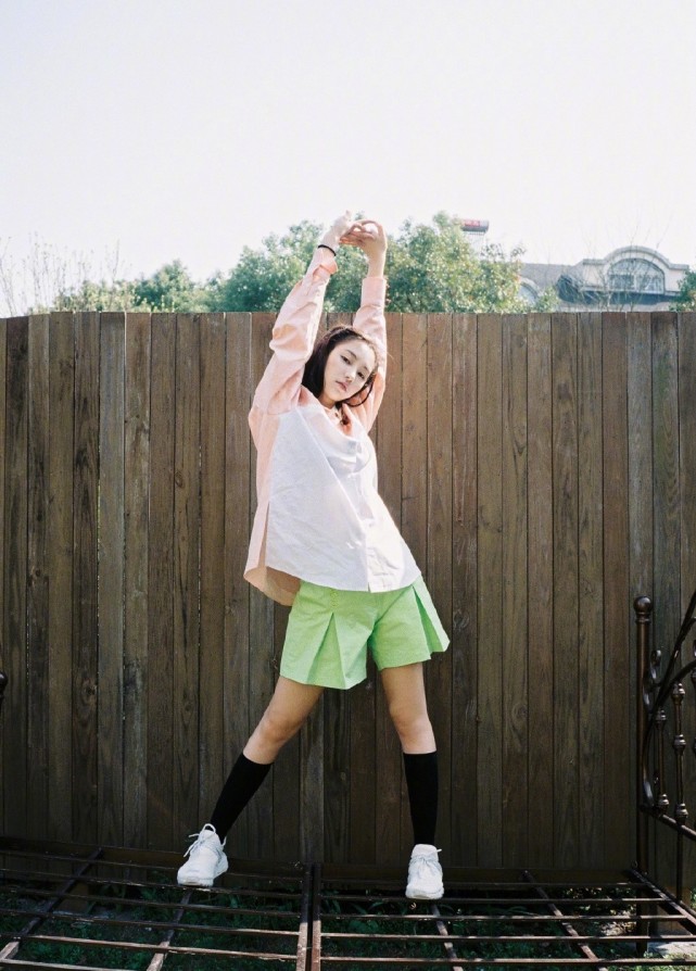 黄灿灿真会穿嫩黄色针织衫配拼接牛仔裤美回武大女神时代