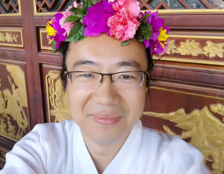 这位网红道士的名字叫做梁兴扬,一直以来都是不温不火的状态.