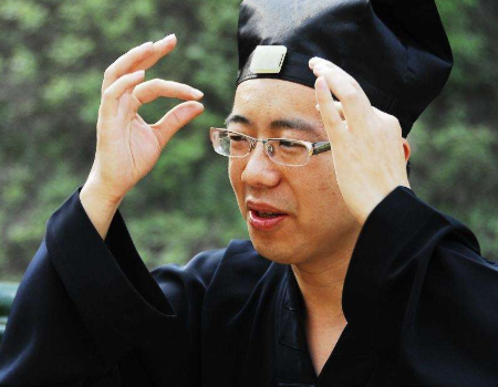 这位网红道士的名字叫做梁兴扬,一直以来都是不温不火的状态.