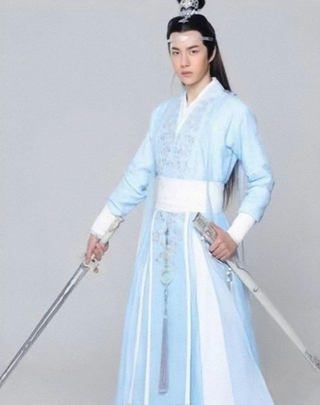 最近有网友曝光了四个版本的王一博《陈情令》初始定妆照,让很多网友