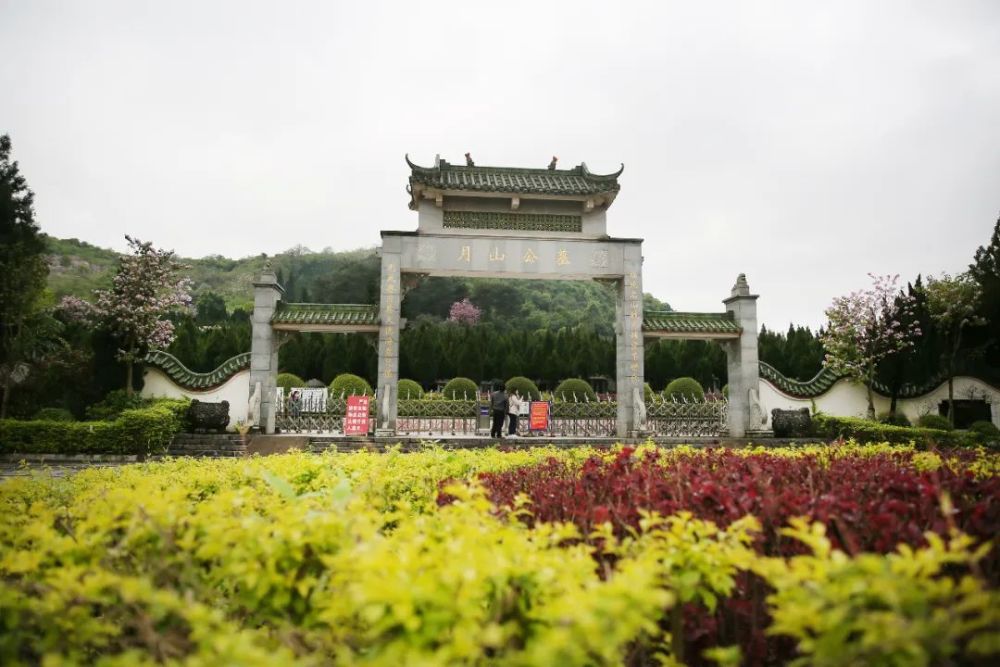 柳州人快看事关清明祭扫月山公墓推出清洗墓碑献上鲜花等公益服务