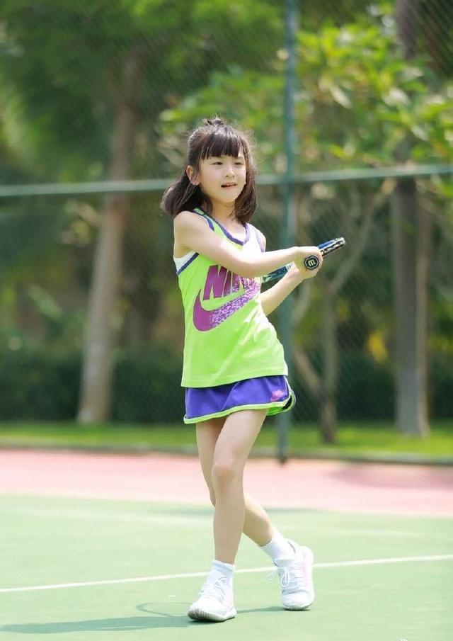 森碟这身可爱少女百褶连衣裙打扮,一点也不影响她的运动细胞,森碟双手