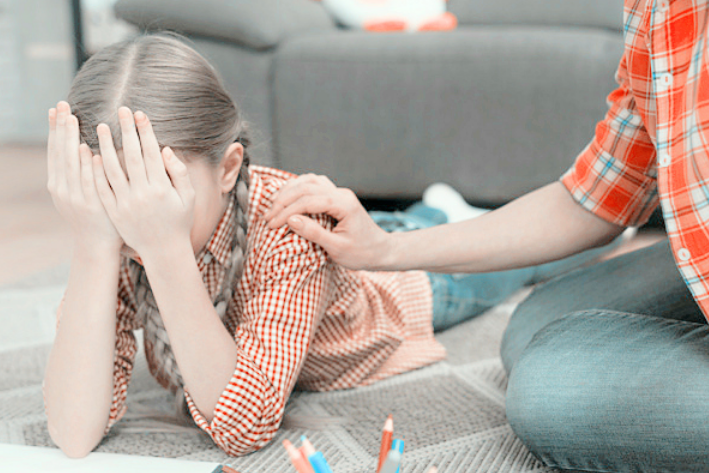 女孩写作业偷偷"夹腿"被妈妈撞见,一番批评后,场面一度失控