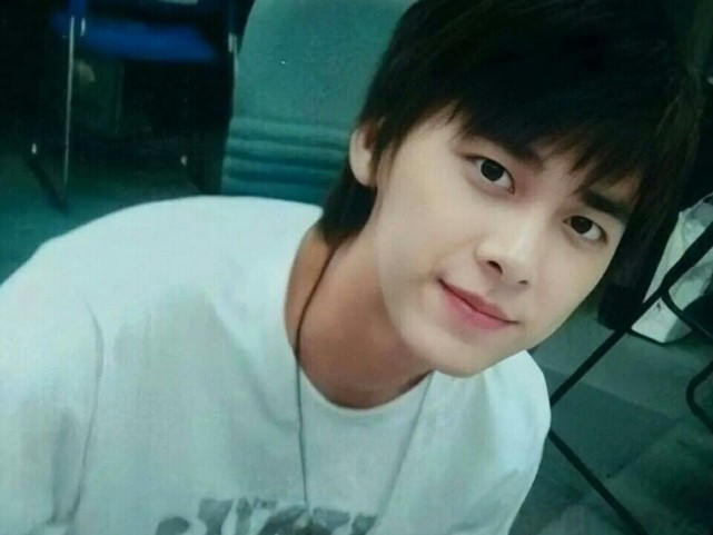 有种颜值叫"国民校草",十九岁的李易峰,无打光依旧帅得震撼!