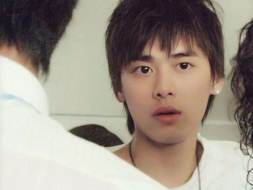有种颜值叫"国民校草",十九岁的李易峰,无打光依旧帅得震撼!_腾讯新闻