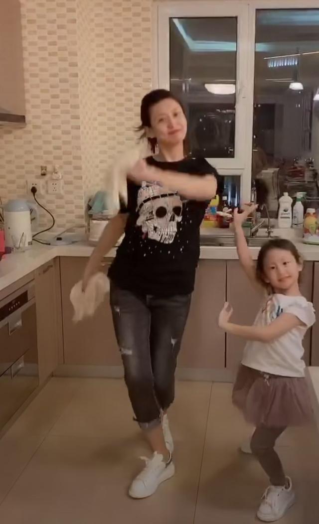 希望杜肖雄未来发展的越来越好,也希望她们一家人可以一直这样幸福