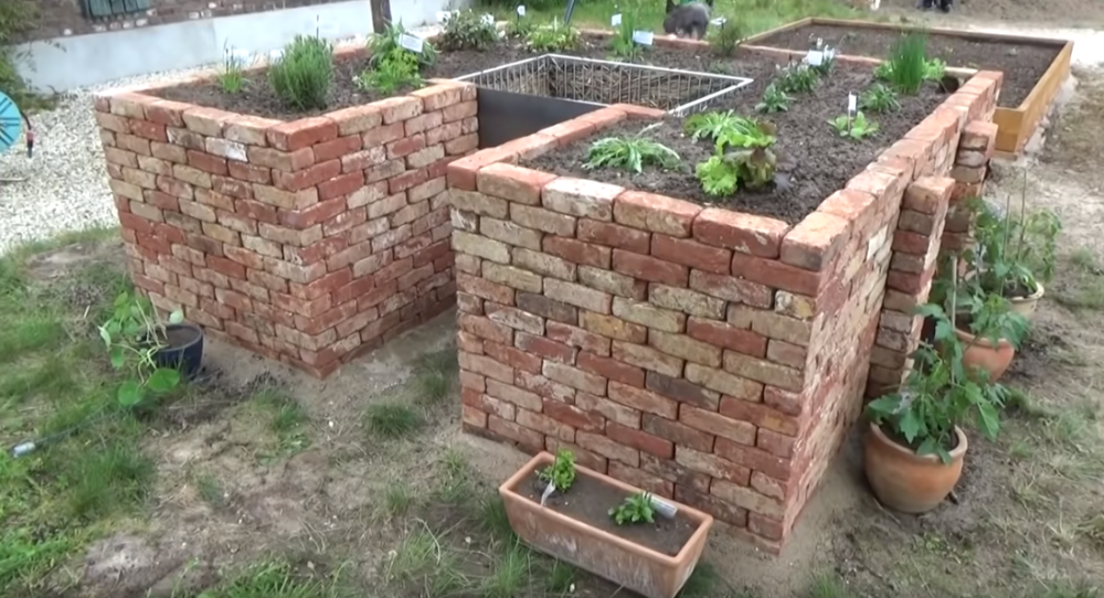 装修剩的红砖有妙用砌个u型环绕式菜园比整片的菜地好用