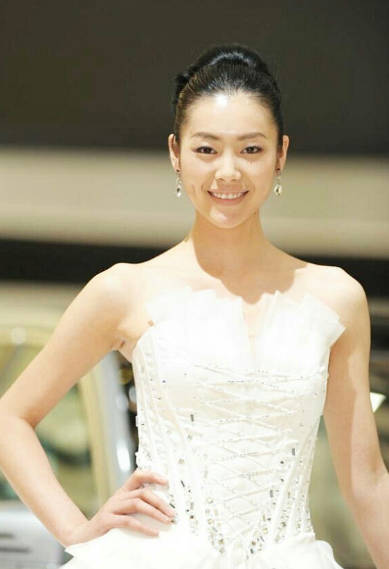 刘雯早年车模照曝光,这也能走维秘吗