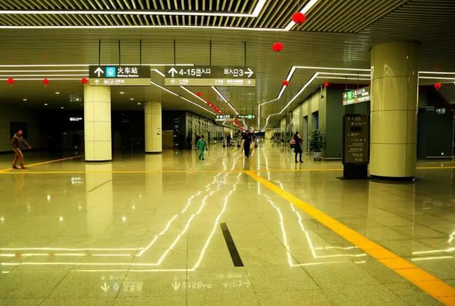 亚洲最大的地下火车站,这一火车在深圳,相当于21个足球场大小