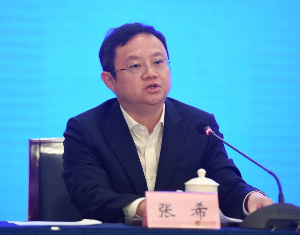 张希说,本着"低息普惠,快速办理"原则,四川农信将为"战疫贷"开通全程