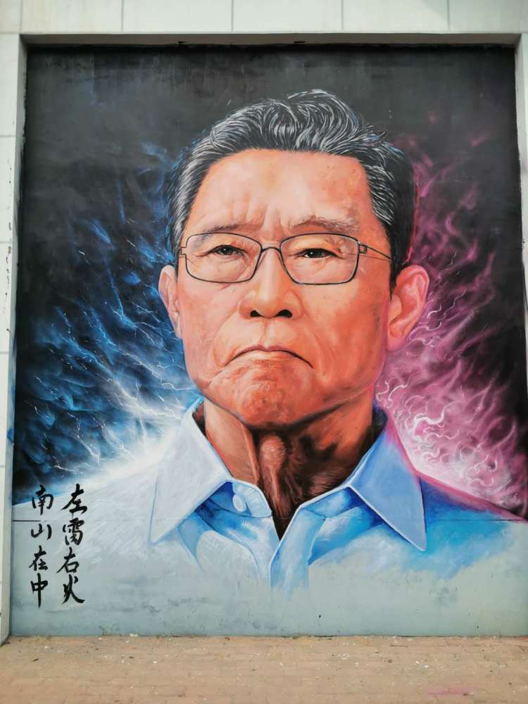 震撼!青岛街头艺术家抗疫“大”作惊艳亮相