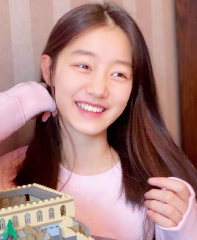 赵薇"女儿"长大了,12岁外出穿姨妈鞋秀腿,直男看了都不喜欢