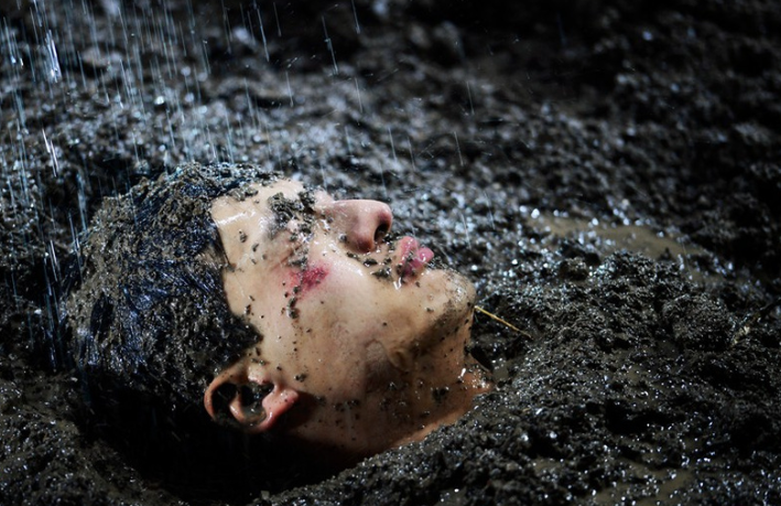 一个正常人被用棺材活埋,能够存活多久?逃脱大师只能撑一个小时