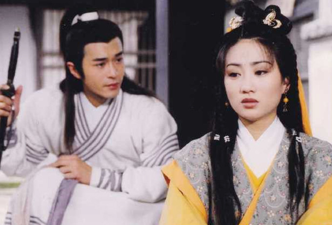 她一出道便成了tvb的力捧花旦,在《圆月弯刀》中饰演女三号谢小玉一角