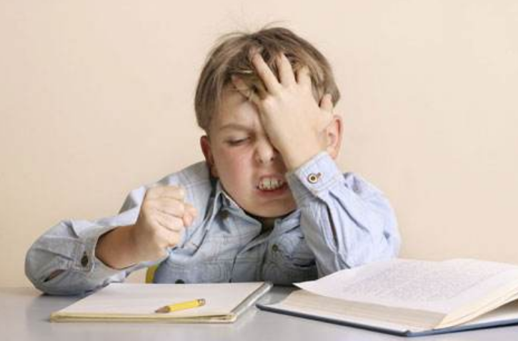 一学习就崩溃,非要盯着才学习,孩子其实是欠缺自主学习能力